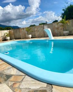 una piscina con un tobogán en un patio trasero en Refúgio da Mantiqueira en Passa Quatro