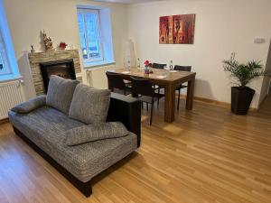 sala de estar con sofá y mesa de comedor en Home en Lahr