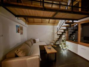 Crni VrhにあるAntić apartmani Stara planinaのリビングルーム(ソファ、テーブル付)、階段