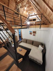 - un salon avec un canapé et un escalier dans l'établissement Antić apartmani Stara planina, à Crni Vrh
