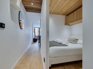 a bedroom with white walls and wooden ceilings at Appartement Tignes, 2 pièces, 4 personnes - FR-1-641-17 in Tignes