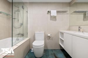 Ένα μπάνιο στο Tomarlin Views 2 +17 φωτογραφίες