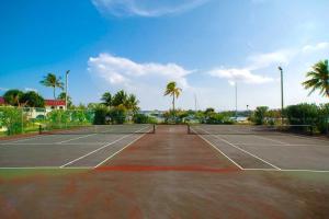 Tennis ja/või seinatennis majutusasutuses Lime Tree Bay Unit # 40 või selle läheduses
