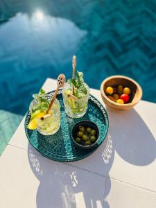 uma bandeja de frutas e legumes numa mesa ao lado de uma piscina em Villa ALISA avec piscine privée em Roquebrune-sur-Argens