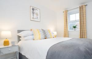 Un dormitorio con una cama blanca y una ventana. en Entire House in Ipswich, en Ipswich