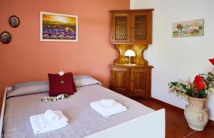 a bedroom with a bed with two towels on it at Country House Felicia in Giungano