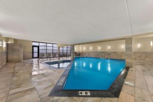 多倫多的住宿－多倫多北約克貝斯特韋斯特酒店及套房，在酒店房间的一个大型游泳池