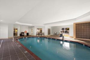 uma grande piscina num quarto de hotel em Best Western Shackleford em Little Rock