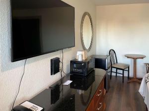 una camera d'albergo con TV a parete di Motel 6 Galveston, TX Seawall a Galveston