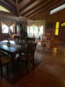 comedor y sala de estar con mesa y sillas en Casa de Campo, en Temuco