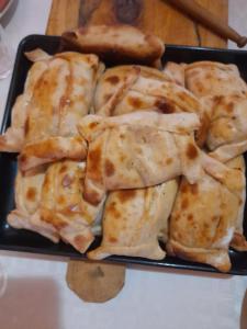 Villa AlegreにあるCabaña Don Osvaldoのテーブルの上に鶏肉が載った食べ物のトレイ