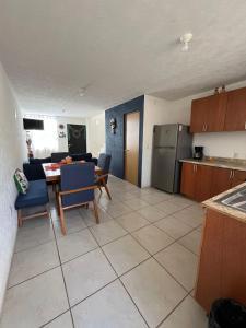 eine Küche und ein Wohnzimmer mit einem Tisch und Stühlen in der Unterkunft Excelente para no rentar in Guadalajara