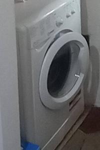 una lavatrice bianca seduta in una stanza di Appartamento In Centro Tradate a Tradate
