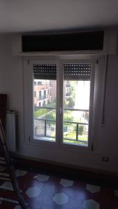 una finestra in una camera con vista di Appartamento In Centro Tradate a Tradate