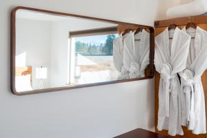 lustro w sypialni z białymi zasłonami w obiekcie Farmhouse,hot Tub,sauna,cal-k w mieście Port Angeles