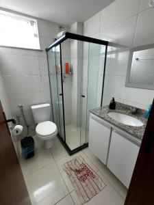 a bathroom with a shower and a toilet and a sink at Apt. em Praia do Sul de Ilhéus in Ilhéus