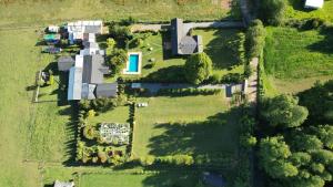 una vista aérea de una casa con patio en Cabañas de la Barra, en Villarrica