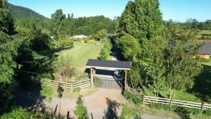 una vista aérea de una granja con una valla y un granero en Cabañas de la Barra, en Villarrica