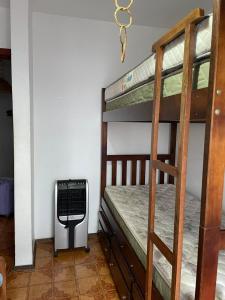 Habitación con 2 literas y ventilador. en Apartamento para Temporada Ubatuba, en Ubatuba