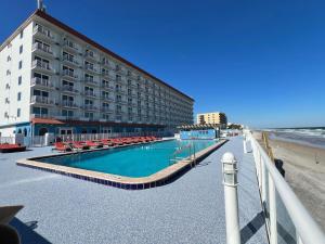 een hotel met een zwembad naast het strand bij Bluegreen Vacations Casa Del Mar in Ormond Beach