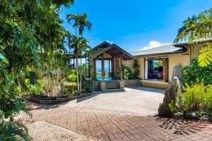 dom z ceglanym podjazdem przed nim w obiekcie Barong Luxury Home overlooking Cairns Unrivalled privacy and location w mieście Cairns
