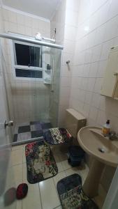 a bathroom with a shower and a toilet and a sink at Apto no Centro de São Leopoldo in São Leopoldo
