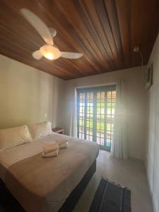 um quarto com uma cama grande e uma ventoinha de tecto em BEAUTIFUL VIEW em Angra dos Reis