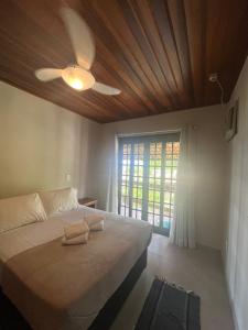 una camera con letto, ventilatore a soffitto e finestra di BEAUTIFUL VIEW ad Angra dos Reis