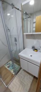 y baño con ducha y lavamanos. en Zeleni Raj, en Zlatibor