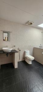 łazienka z umywalką i toaletą w obiekcie 'Marari Johns Homestay' Mararikulam, Alappuzha w mieście Alappuzha