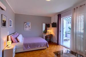 sypialnia z łóżkiem, biurkiem i oknem w obiekcie Apartments by the sea Korcula - 9321 w Korčuli