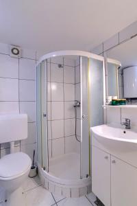 łazienka z prysznicem, toaletą i umywalką w obiekcie Apartments by the sea Korcula - 9321 w Korčuli +30 zdjęć