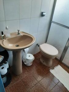 La salle de bains est pourvue d'un lavabo et de toilettes. dans l'établissement Casa de Temporada - São Sebastião - Praia Barequeçaba - 500m da praia, à São Sebastião