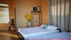 Rúm í herbergi á Tuyên Chiến Home & Resort