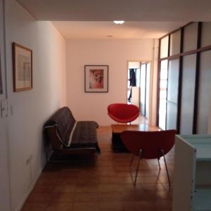 a living room with two chairs and a table at Amplio departamento zona centro in Paraná