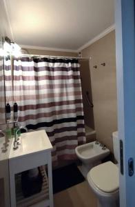 Ένα μπάνιο στο Departamento La Florita -nivel ejecutivo-