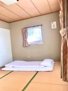 Uma cama ou camas num quarto em 花源