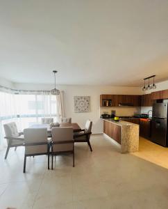 a kitchen and living room with a table and chairs at Torre Riviera veracruzana in Guadalupe