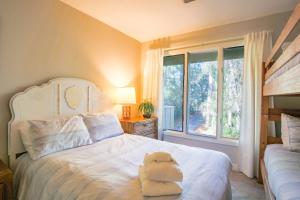 ein Schlafzimmer mit einem weißen Bett und einem Fenster in der Unterkunft Spriggs Shack in Kiawah Island + 42 Fotos