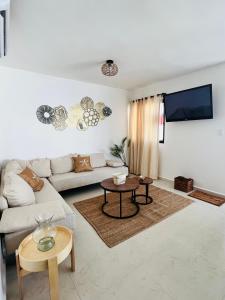 ein Wohnzimmer mit einem Sofa und einem Tisch in der Unterkunft Torre Riviera el mar in Guadalupe