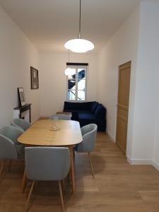 een eetkamer en een woonkamer met een tafel en stoelen bij Clos de la Providence Chambres d'hôtes et Spa in Nolay