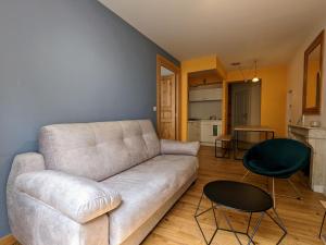 un soggiorno con divano e 2 sedie di Gîte Le Puy-en-Velay, 2 pièces, 4 personnes - FR-1-582-379 a Le Puy en Velay