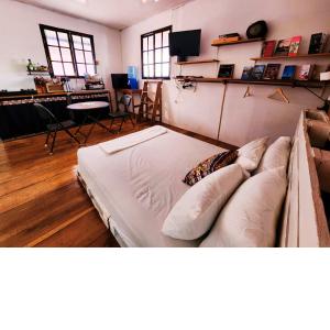 ein Schlafzimmer mit einem Bett und einem Schreibtisch in einem Zimmer in der Unterkunft Poetry Garden Bocas Town Colon Island- Deluxe Bungalow Cabin-AC-Enjoy the Night Life in Bocas del Toro