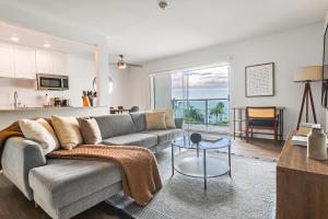 un soggiorno con divano e tavolo di Great & Comfy 2BDR Redondo Beach a Redondo Beach