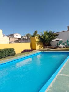 een zwembad in een villa met blauw water bij Hotel Buenavista - BV Hoteles in La Falda