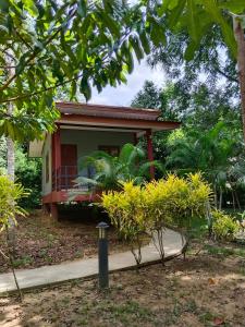 Zahrada ubytování Khao Sok River & Jungle Bungalow