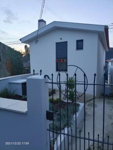 uma casa branca com uma cerca à frente. em Areias Village em Vale de Cambra
