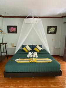 Postel nebo postele na pokoji v ubytování Khao Sok River & Jungle Bungalow