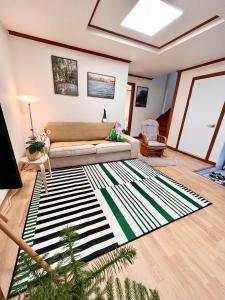 een woonkamer met een bank en een tapijt bij [New!] 3BR & 2Bath for big group in Seoul
