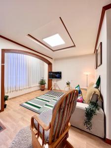 een woonkamer met een bed en een bank bij [New!] 3BR & 2Bath for big group in Seoul